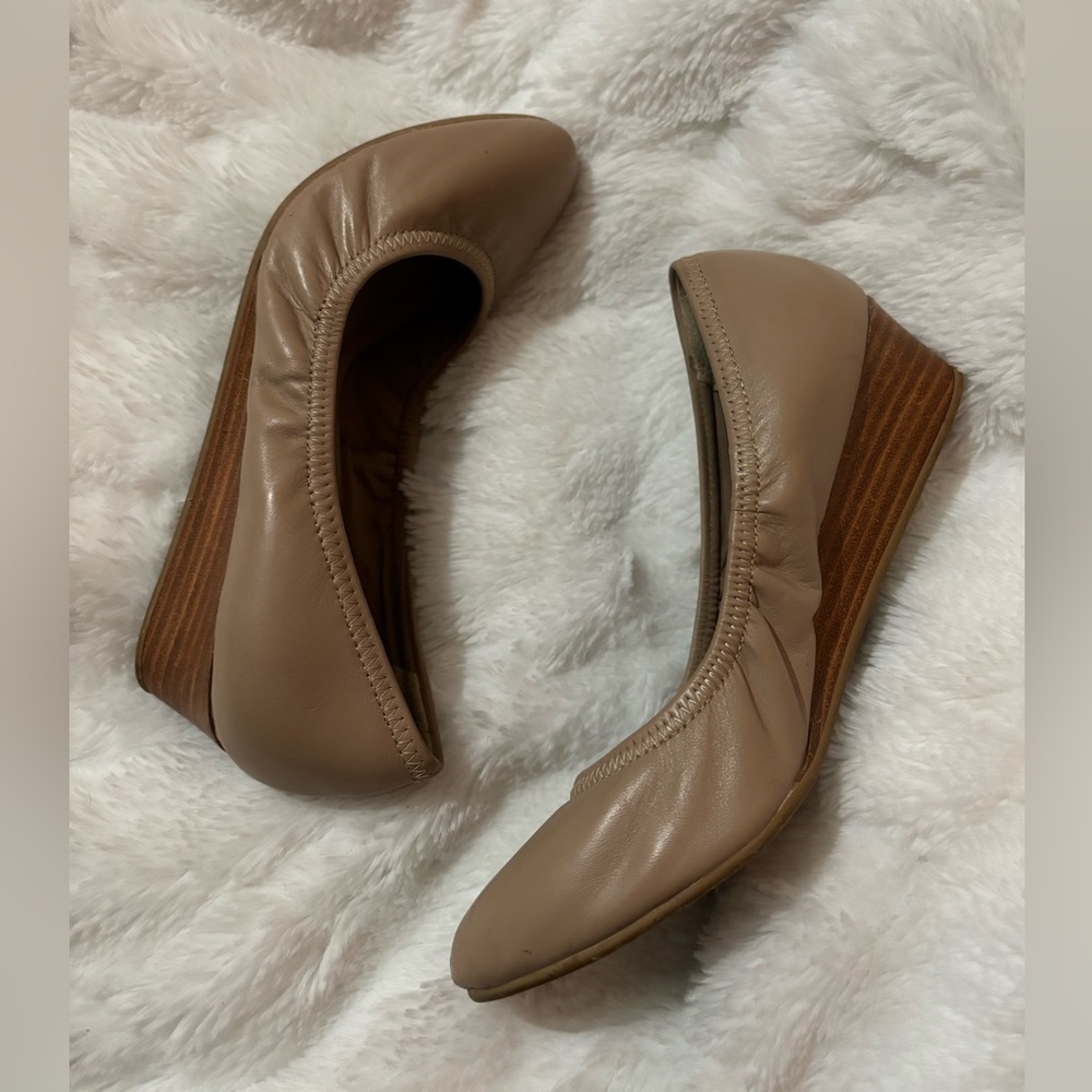 Susina tan leather wedge pumps size 4